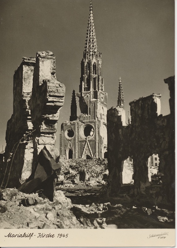   Ansichtspostkarte München 1945: Mariahilf-Kirche 1945 (Original). 