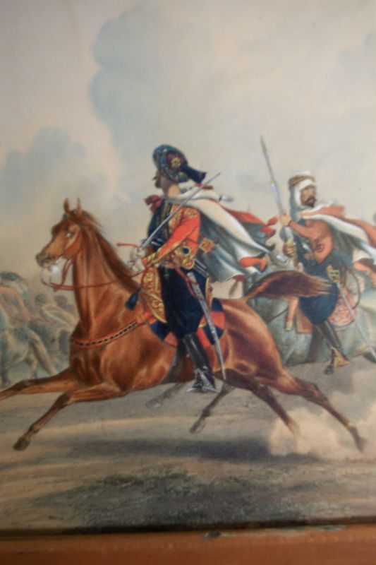 Uniformen KÃ¶nigreich Frankreich  Afrikanische Armee - Regulierte Spahis / Offzier in groÃer Uniform auf galopierendem Pferd. Uniformierte im Hintergrund 