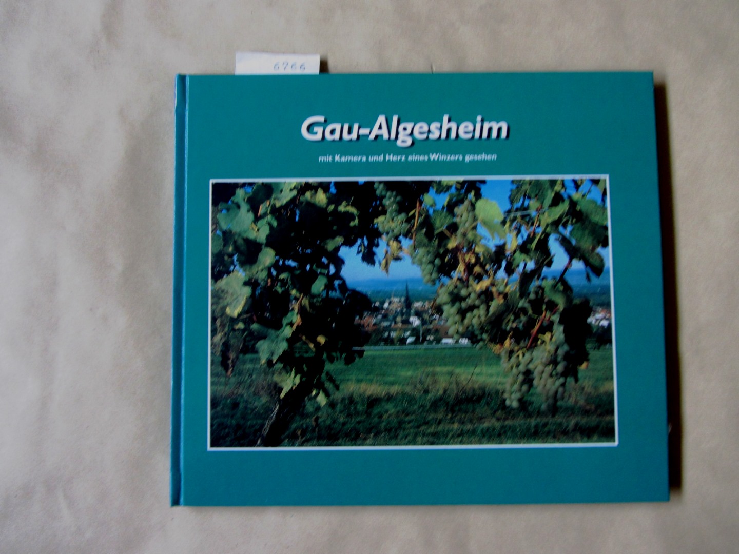 Eckert, Philipp (Photos):  Gau-Algesheim mit Kamera und Herz eines Winzers gesehen. ("Beiträge zur Geschichte des Gau-Algesheimer Raumes", Band 42(2000) 