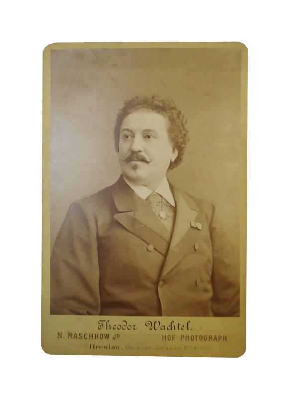 Wachtel, Theodor  Portraitphotographie mit eigenhändiger Signatur, Wien 23. Februar 1881. 