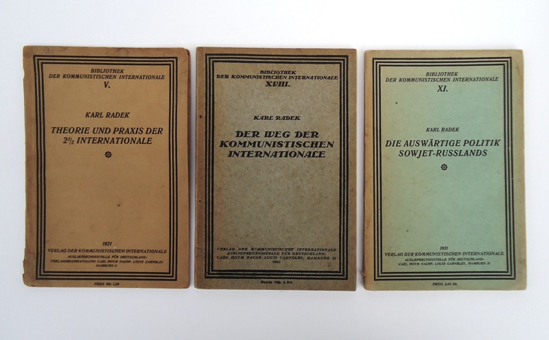 Radek, Karl  3 Bände - 1. Der Weg der kommunistischen Internationale. - 2. Theorie und Praxis der 2 1/2 Internationale.  - 3. Die auswärtige Politik Sowjet-Russlands. 