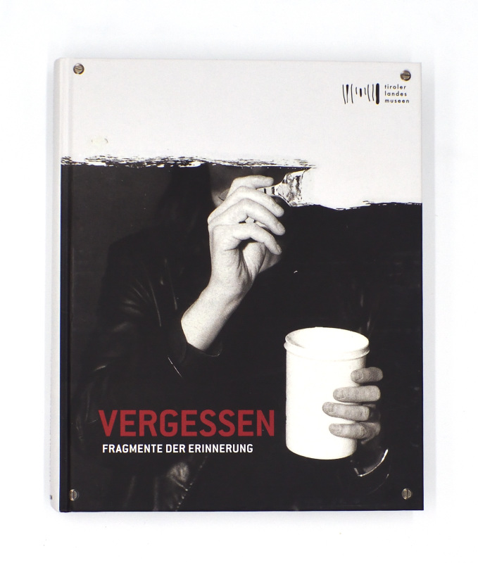 Assmann, Peter (Vorbemerkung)  VERGESSEN. Fragmente der Erinnerung. Katalog zur Ausstellung im Tiroler Landesmuseum 13.12.2019-8.3.2020. 