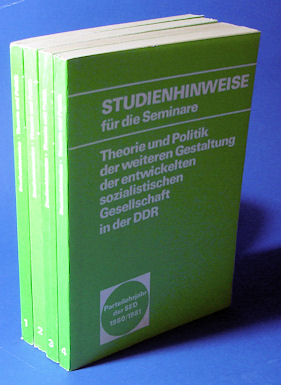   Theorie und Politik der weiteren Gestaltung der entwickelten sozialistischen Gesellschaft in der DDR. Studienhinweise für Teilnehmer der Seminare. 