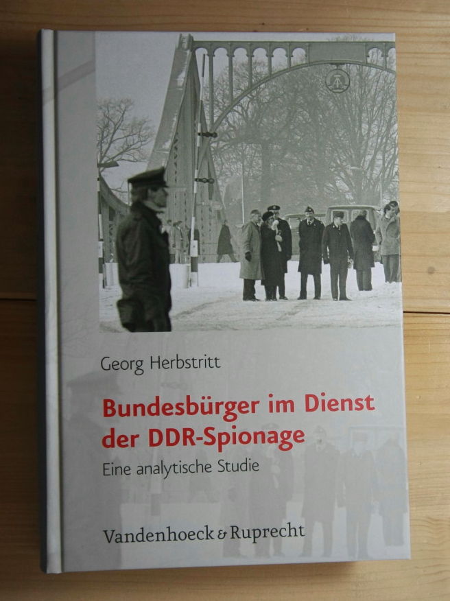 Herbstritt, Georg  Bundesbürger im Dienst der DDR-Spionage: Eine analytische Studie (Analysen und Dokumente). 