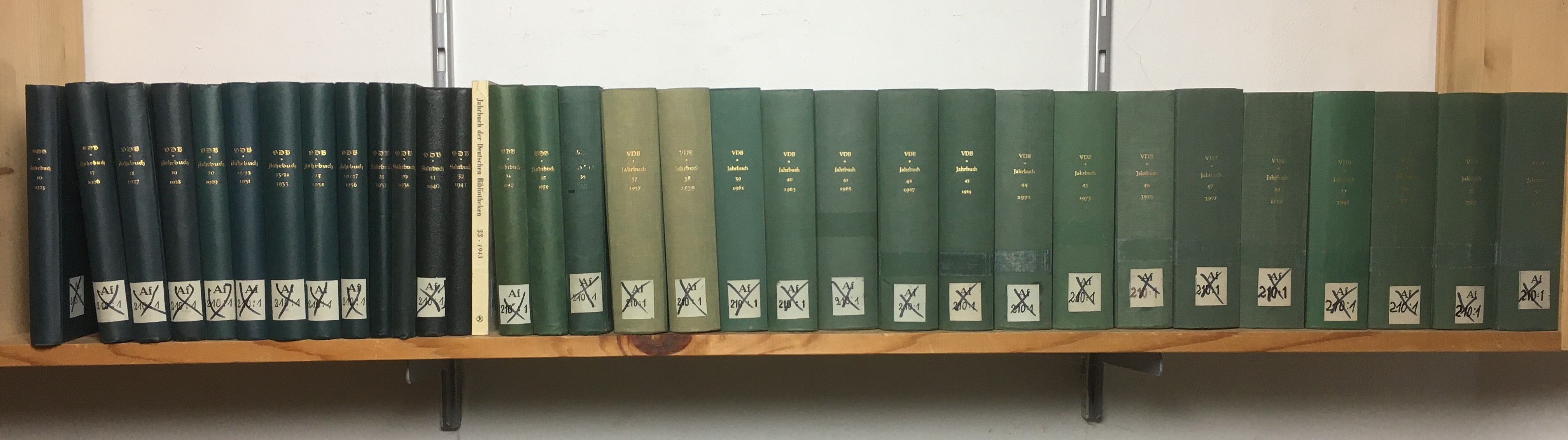   Jahrbuch der Deutschen Bibliotheken. Bände 16-52 (in 33 Büchern gebunden) Herausgegeben vom Verein Deutscher Bibliothekare. 