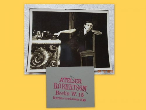 Robertson, Hans (Fotograf)  Orig.-Photographie des bedeutenden Berliner Künstlers der Weimarer Republik Hans Robertson (1883-1950) (Die Fotografie zeigt Harald Kreutzberg in einer Scene) 