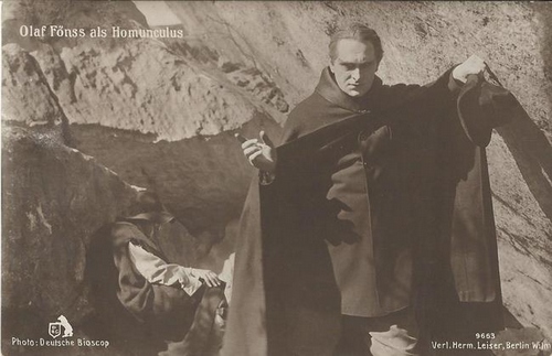 Fönss, Olaf  Ansichtskarte Olaf Fönss als Homunculus (hinten hs: Szene aus Homunculus III. Teil Richard Ortmann und Edgar Rodin (verkörpert durch Friedrich Kühne)) 