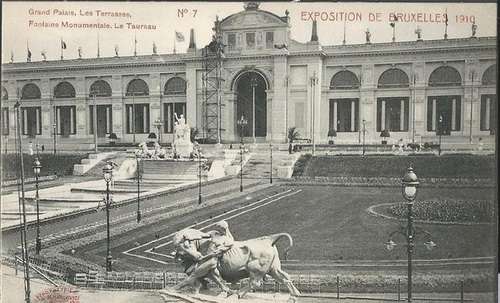 ohne Autor  Ansichtskarte Grande Palais, Les Terrasses, Fontaine Monumentale, Le Taureau (Exposition de Bruxelles 1910 No. 7) 