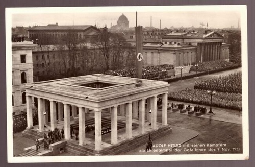   Ansichtskarte AK München. Adolf Hitler mit seinen Kämpfern am Ehrentempel der Gefallenen des 9. November 1923 (München. Hauptstadt der Bewegung) 