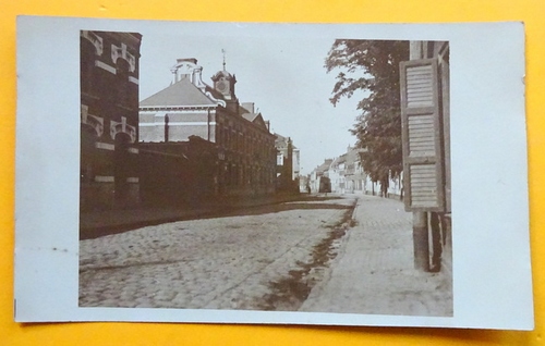   Ansichtskarte AK Fournes (geht aus dem Text hervor. Feldpost) (Hauptstrasse mit Mairie) 