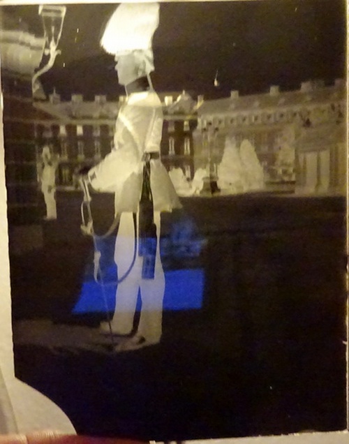   Orig.Fotografie auf Glasplatte "Offizier der Wache am Gr. Schloß bei Anwesenheit des Kaisers. Füsilier Bataillon Regiment 109 (Anfang Mai 1907) 