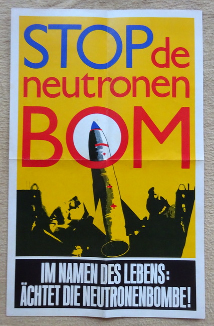   Plakat "STOP de neutronen Bom (Im Namen des Lebens: Ächtet die Neutronenbombe!) (Umseitig mit Text "An die Völker, an die Regierungen der Länder!") 