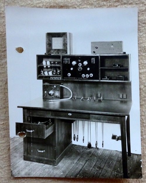 Hatzold, Rudolf  Original-Fotografie v. Rudolf Hatzold "Arbeitstisch eines Tontechnikers mit Schallplattenspieler in der Schublade" 