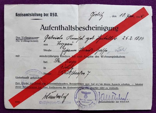 NSV  Aufenthaltsbescheinigung der Kreisamtsleitung der NSV ausgestellt in Görlitz am 10. Febr. 1945 für Gabriela Kneisl (mit Signaturen und Stempeln, hinten Stempel und Anmerkung zu Lebensmittelkartenausgabe) 