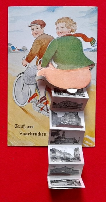   AK Ansichtskarte Gruß aus Saarbrücken. Humorvolle Kunstkarte mit Leporello mit 10 Miniansichten in s/w unterm Rock der Mitfahrerin 