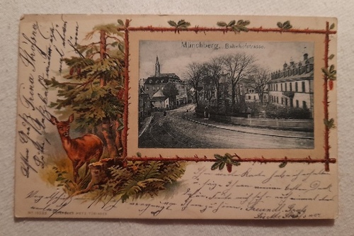   AK Gruss aus Münchberg. Bahnhofstrasse umgeben von lithografiertem Bildschmuck Reh im Wald 