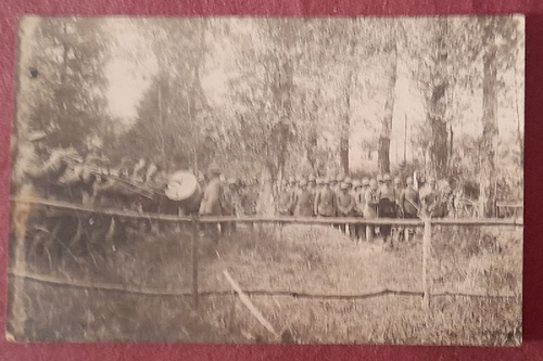   Ansichtskarte AK Soldaten und Militärkapelle bei einer Beerdigung (Feldpostkarte hinten S.B. 7. Komp. 16 b. Inf.Rgt.) 