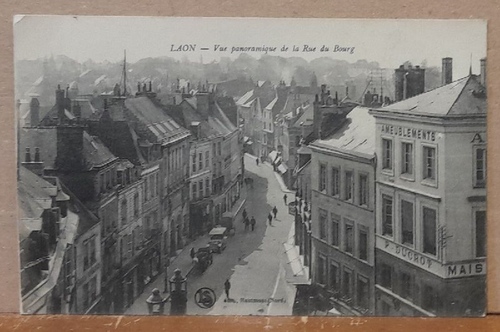   Ansichtskarte AK Laon. Vue panoramique de la Rue du Bourg 