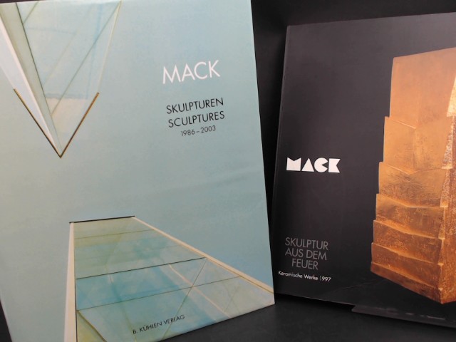 Mack, Heinz und Uwe Rüth:  Ein Buch und eine Zugabe: Mack - Skulpturen - Sculptures 1986 - 2003. Als Zugabe: Bernd Hakenjos (Hg.)/Helmut Hentrich(Gw.): Mack - Skulptur aus dem Feuer. Keramische Werke 1997. Werkverzeichnis: Ute Mack. 