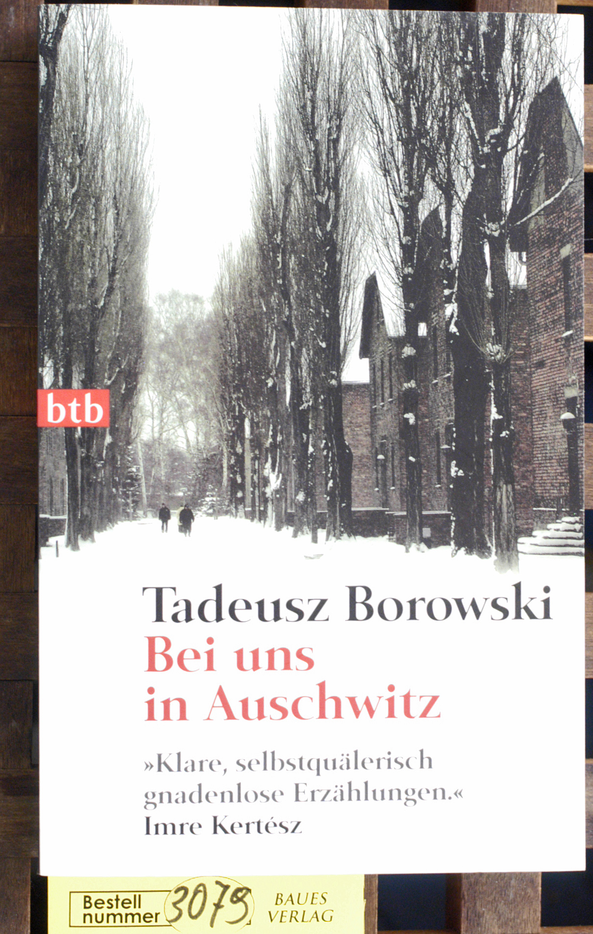 Borowski, Tadeus.  Bei uns in Auschwitz Aus dem Poln. von Friedrich Griese Herausforderung. 