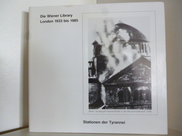 Mit einem Vorwort von Ralf Busch. Text von Christa S. Wichmann  Stationen der Tyrannei. Die Wiener Library London 1933 bis 1985 