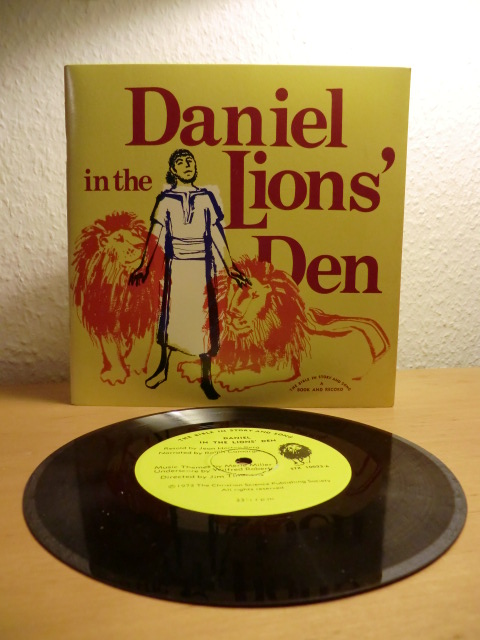 Retold by Jean Horton Berg, illustrated by Beatrice Darwin, recorded Songs by Merle Miller:  Daniel in the Lions` Den (englischsprachige Ausgabe - mit Schallplatte / with Record) 