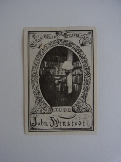 Unbekannter Künstler:  Exlibris für John Winstedt. Fotografisches Motiv mit Eigner in dessen Bibliothek 