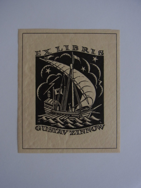 Unbekannter Künstler, monogrammiert mit HL:  Exlibris für Gustav Zinnow. Motiv: Altes Segelschiff, beflaggt mit Hamburger Stadtwappen 