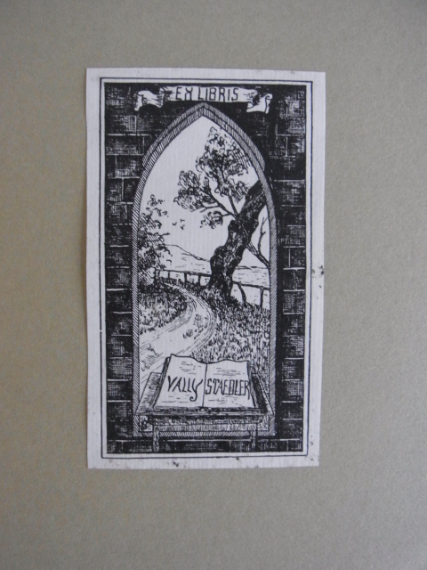 Unbekannter Künstler:  Exlibris für Vally Staedler. Motiv: Blick durch gotischen Fensterbogen auf Landschaft 