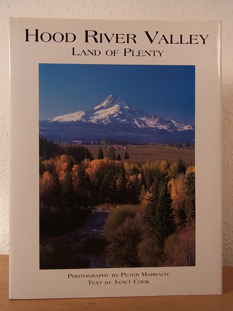 Marbach, Peter (Photography) and Janet Cook (Text):  Hood River Valley. Land of Plenty 