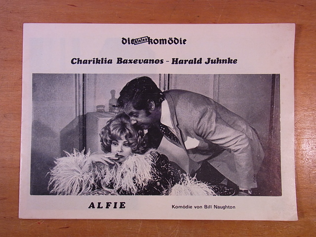 Theater Die kleine Komödie Hamburg:  Alfie. Komödie von Bill Naughton. Mit Chariklia Bexavanos und Harald Juhnke. Programmheft 