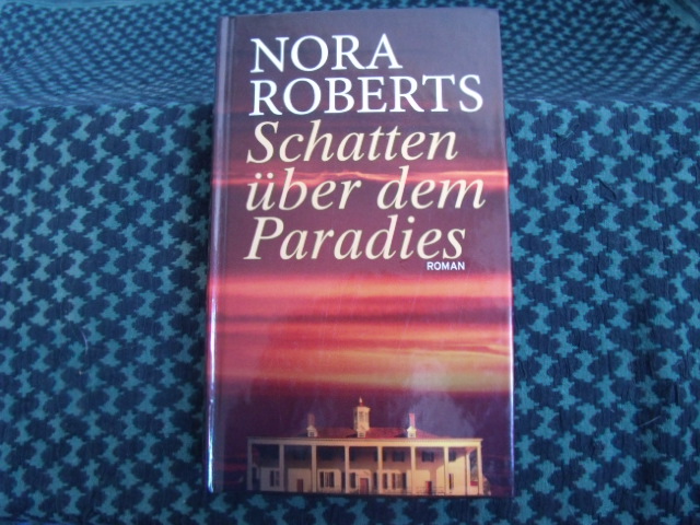 Roberts, Nora  Schatten über dem Paradies 