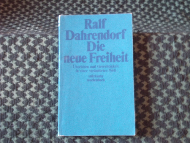 Dahrendorf, Ralf  Die neue Freiheit. Überleben und Gerechtigkeit in einer veränderten Welt.  