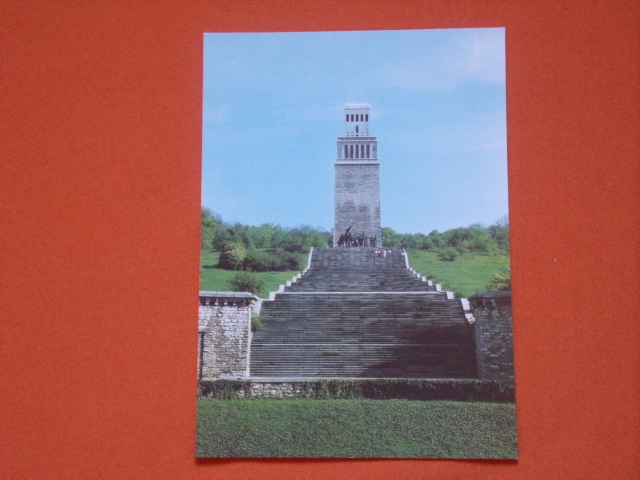   Ansichtskarte: Nationale Mahn- und Gedenkstätte Buchenwald. Blick vom Ringgrab 3 zum Glockenturm. 