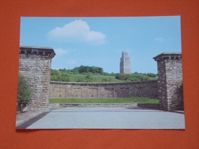   Ansichtskarte: Nationale Mahn- und Gedenkstätte Buchenwald. Ringgrab 2 mit Blick zum Glockenturm. 