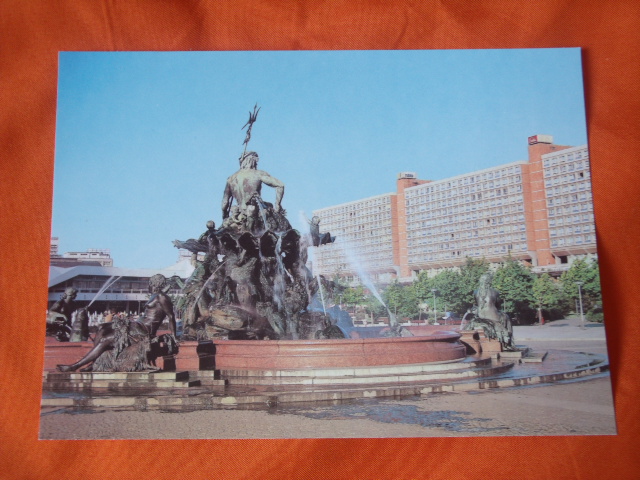  Postkarte: Berlin  Hauptstadt der DDR. Neptunbrunnen mit Magistrale. 