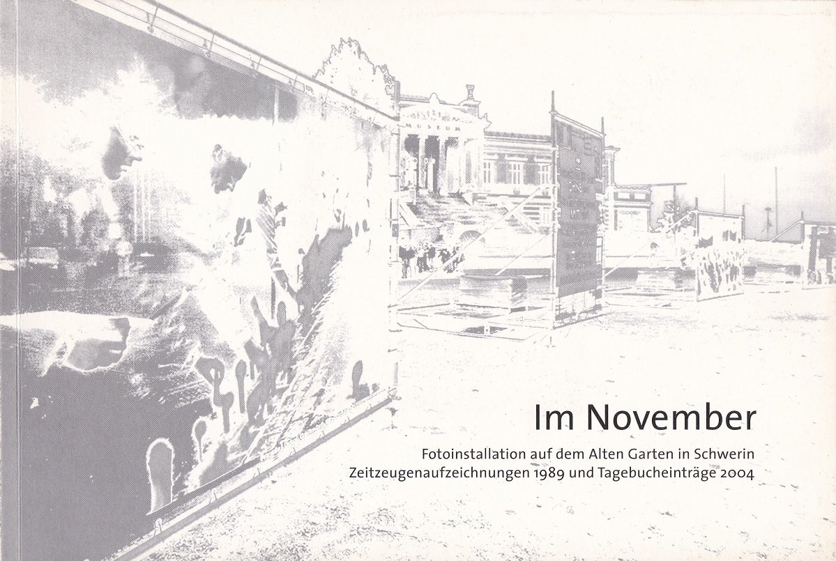 LINTOIU, Alice-Erika / Sebastian KOTH:  Im November. Fotoinstallation auf dem Alten Garten in Schwerin. Zeitzeugenaufzeichnungen 1989 und Tagebucheinträge 2004. 