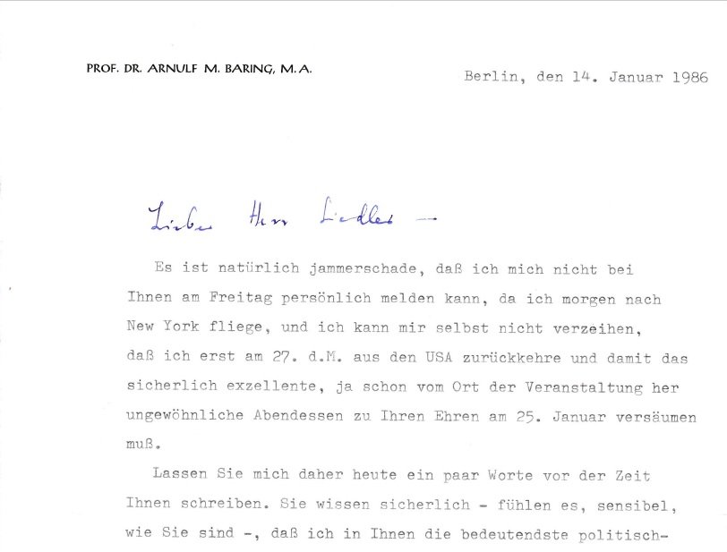 BARING, Arnulf:  Brief des Zeithistorikers und Publizisten Arnulf Baring an den Verleger Wolf Jobst Siedler. Original-Brief im Umfeld des 60. Geburtstags Siedlers im Jahr 1986. 