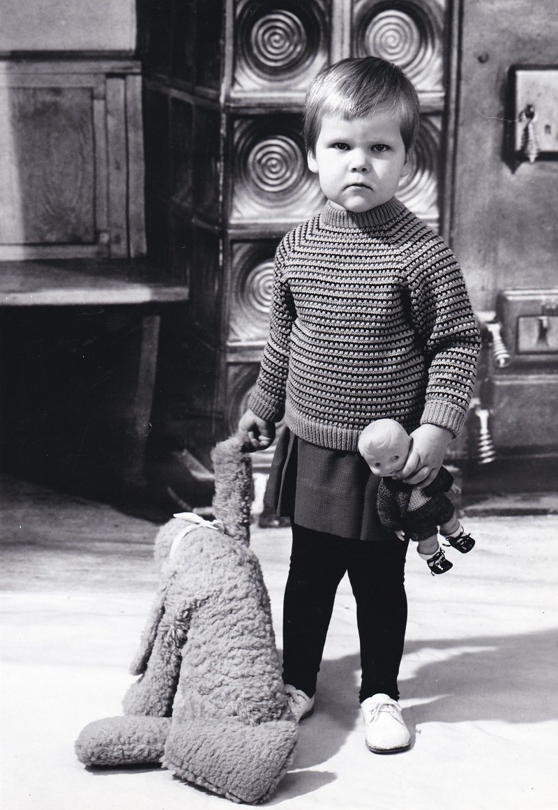 SONSALLA, Horst (Fotograf):  Original-Photographie im Kontext der Modephotographie der 60er Jahre. Kinder-Modell (Mädchen) mit Pullover, Hose, Rock und Halbschuhen / Modeaufnahme für Handel und Versandhandel. 
