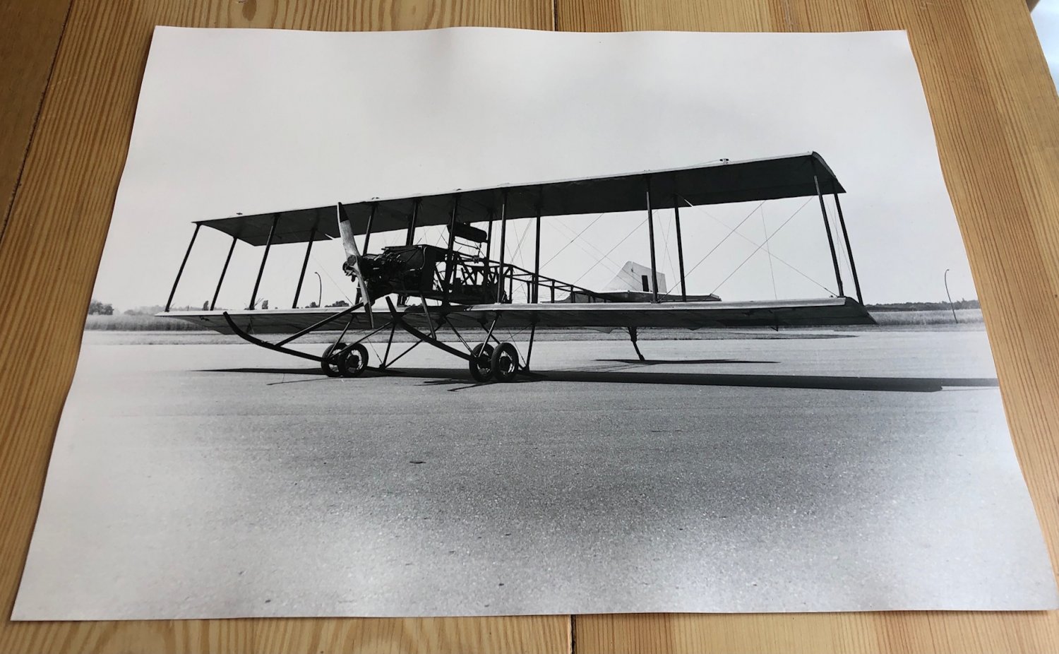 ESCH, Winfried (Fotograf):  Großformatige Original-Photographie eines historischen Flugzeugs oder Flugzeugnachbaus. (Historische Photographien eines Doppeldecker-Flugzeugs aus den Anfängen der Fluggeschichte). 