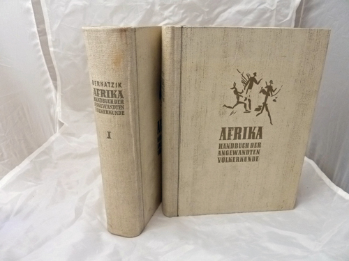 BERNATZIK, Hugo  Afrika. Handbuch der angewandten Völkerkunde. 2 Bde. (= kompl. Edition). 