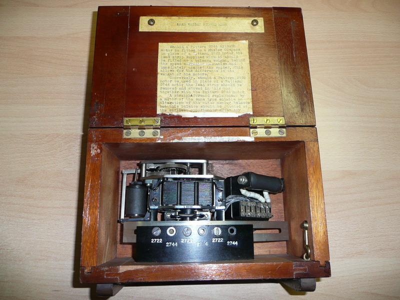 Azimuth Motor for Gyro Compass  In original Holzkasten (24,3 cm x 15,5 cm x 13 cm) mit MessingbeschlÃ¤gen und Tragegriff 