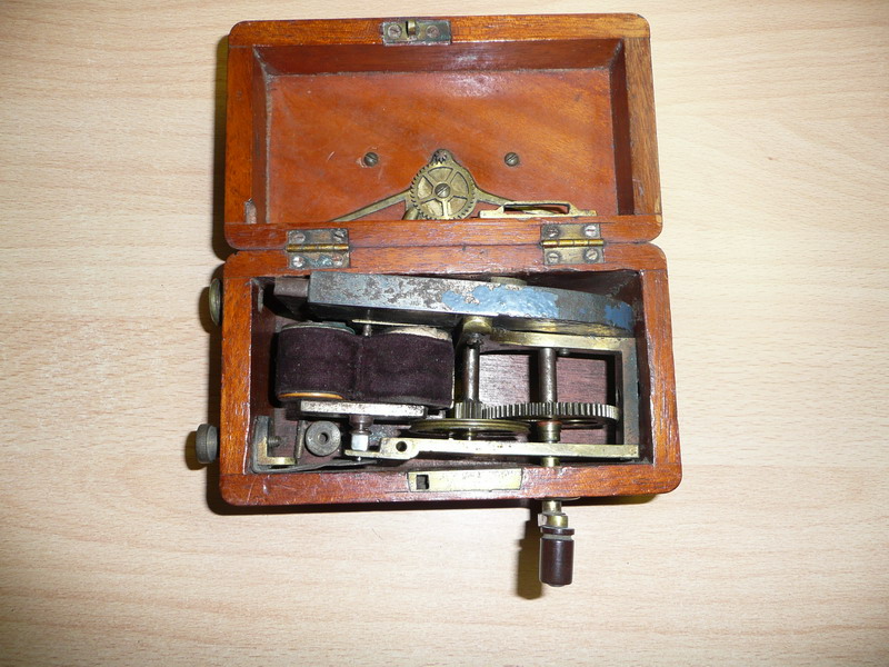 Generatormodell mit Handkurbel  In original Holzkasten (14,5 cm x 8 cm x 7,5 cm) 