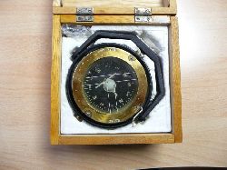 Nautische GerÃ¤te  Kardanisch aufgehÃ¤ngter FlÃ¼ssigkeitskompass der Firma Saurer Keiki, Japan (50er Jahre). 18,5 cm x 18,5 cm x 10 cm 