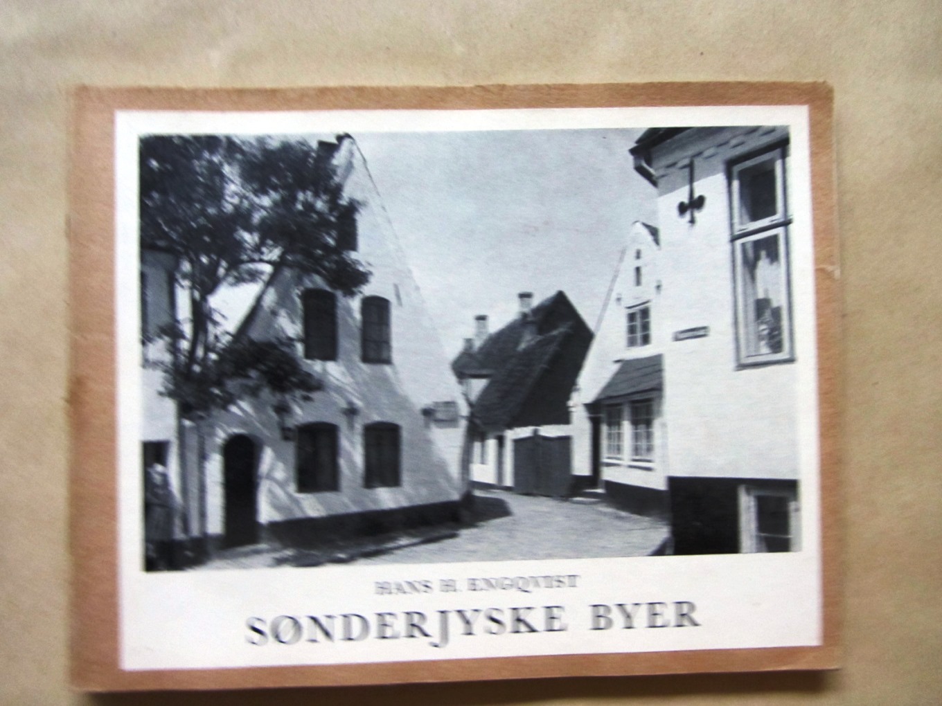 Engqvist, Hans H.:  Sønderjyske Byer. Danmarks Herligheder redigeret af Aage Roussell. 