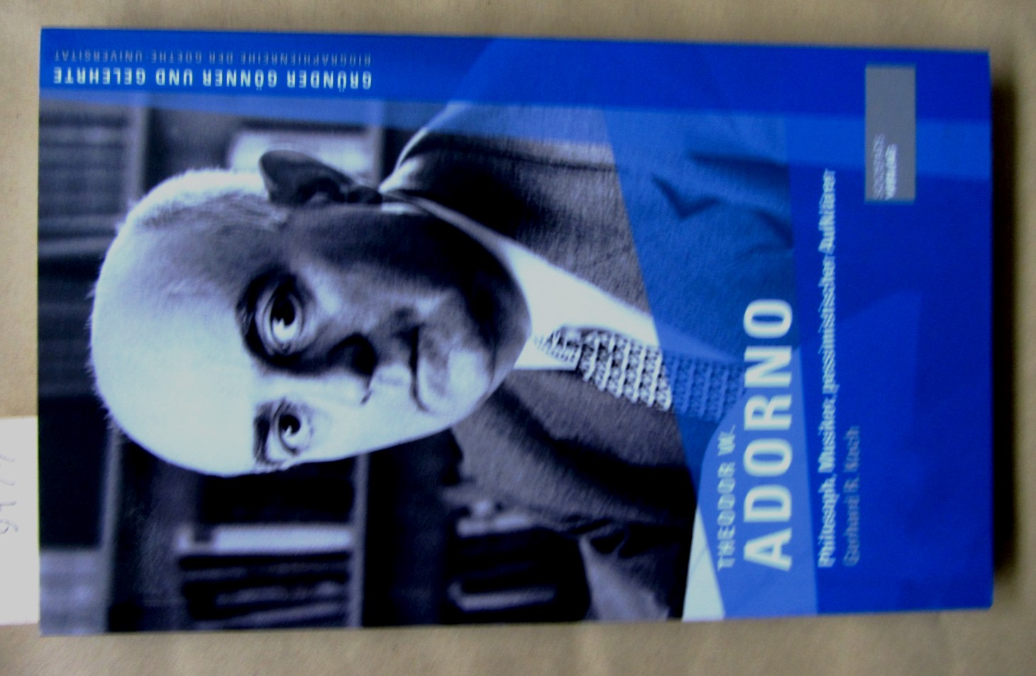 Koch, Gerhard R.:  Theodor W. Adorno. Philosoph, Musiker, pessimistischer Aufklärer. ("Biographienreihe der Goethe-Universität Frankfurt am Main") 
