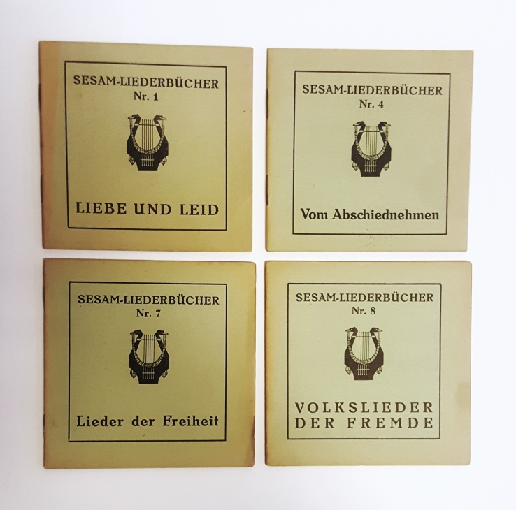 Sesam-Liederbücher  Sammlung aus 4 Heften: Liebe und Leid (Nr. 1) / Vom Abschiednehmen (Nr. 4) / Lieder der Freiheit (Nr. 7) / Volkslieder der Fremde (Nr. 8). 
