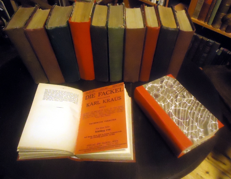 Kraus, Karl - Sammlung  126 Originalnummern DIE FACKEL zwischen 1899 und 1925 + Register der Autoren und Beiträge von 300 Nummern. Gebunden in 12 Halbleinenbänden der Zeit. 