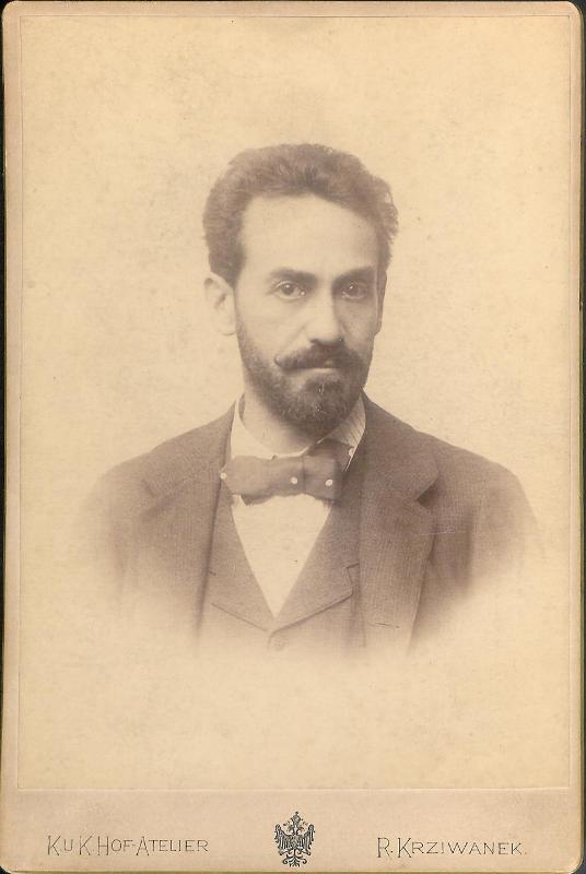 Girardi, Alexander  Kabinettphotographie des K. u. K. Hof-Ateliers R. Krziwanek mit eigenh. längerer Widmung und Unterschrift auf der Verso-Seite, Dez. 1895. 