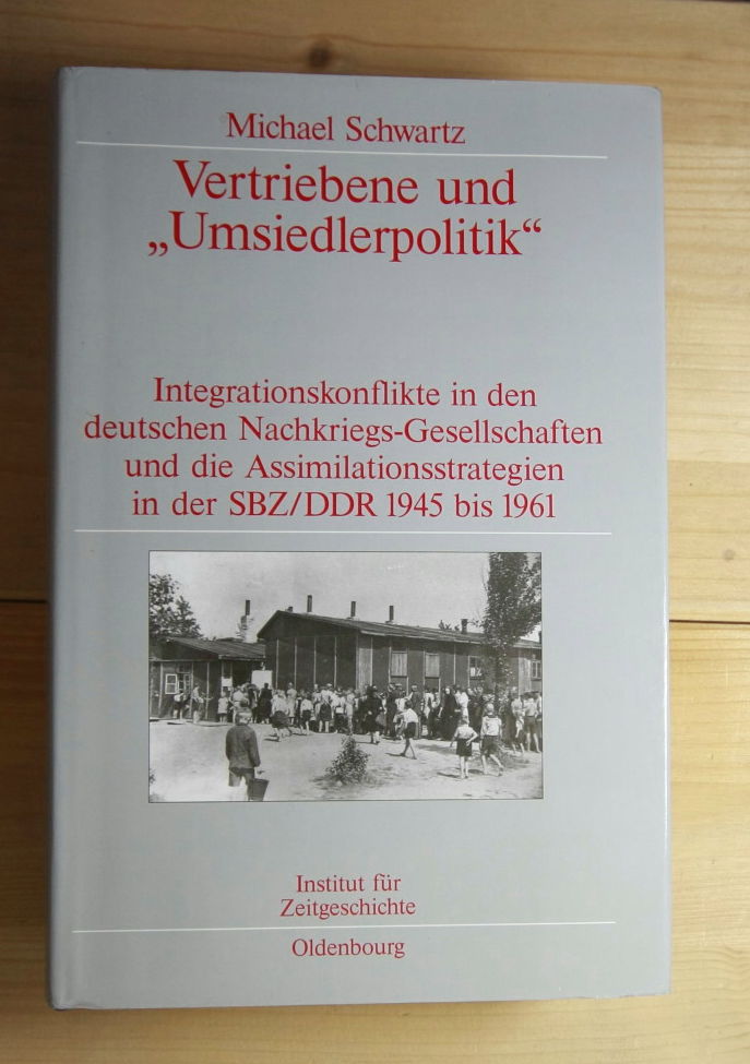 Schwartz, Michael  Vertriebene und Umsiedlerpolitik : Integrationskonflikte in den deutschen Nachkriegs-Gesellschaften und die Assimilationsstrategien in der SBZ / DDR 1945 - 1961. 